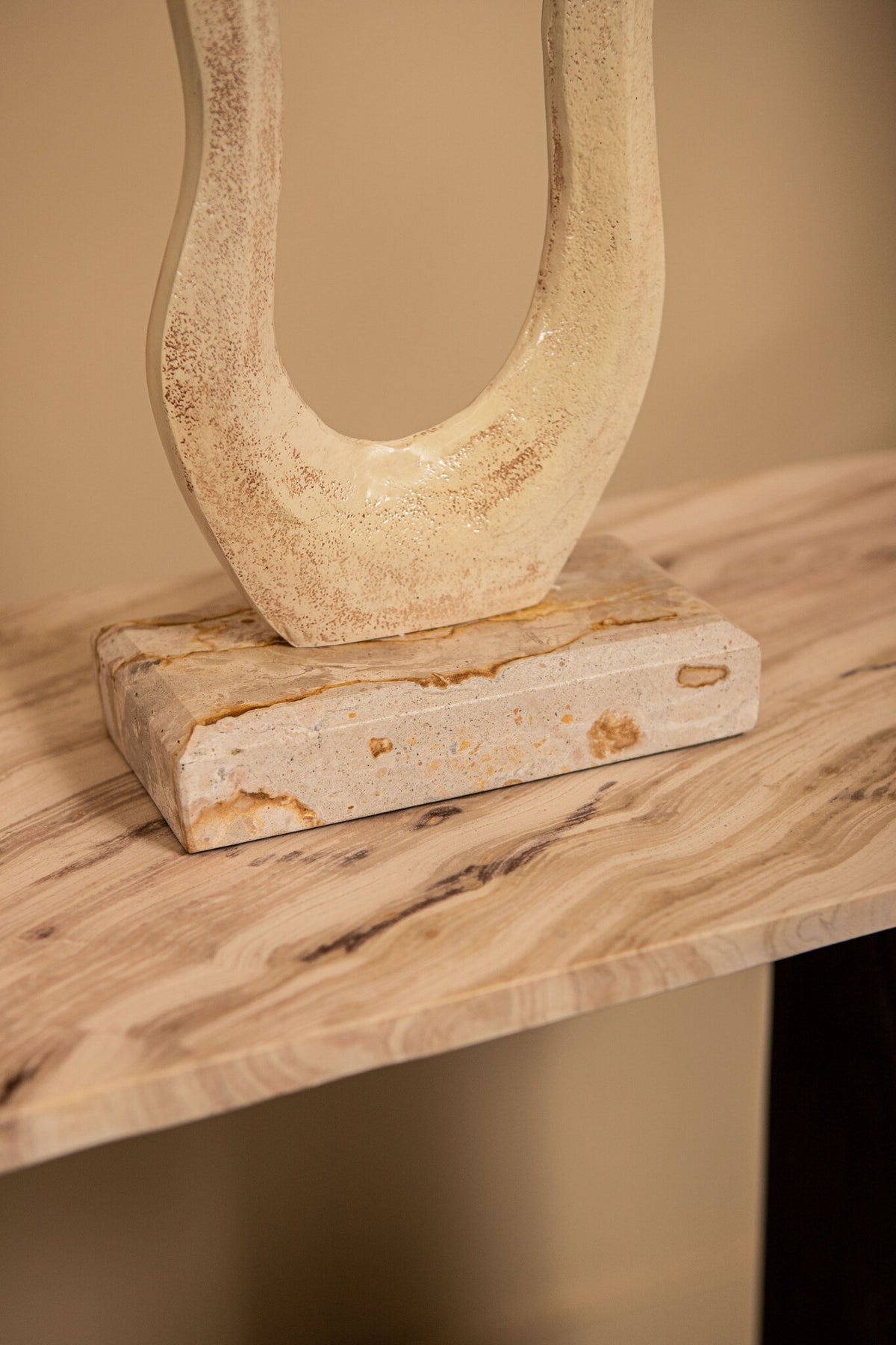 Beeld Camare Abstract Design Gegoten Aluminium Beige Medium PTMD