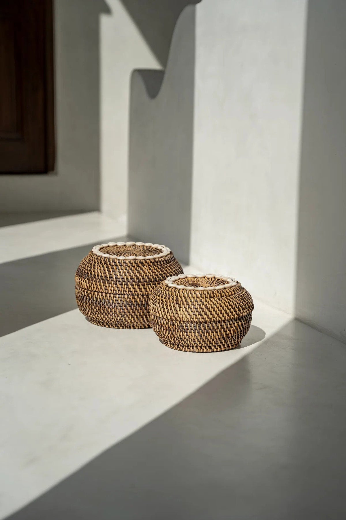 De Colonial Peek-a-Boo Mand Naturel Small Bruin Bazar Bizar