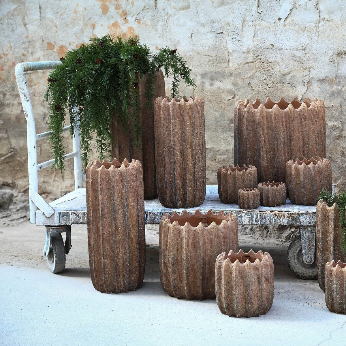 Brigett Copper Cement Pot Ribbed Round High L van PTMD, koperkleurige geribbelde pot in een sfeervolle interieursetting