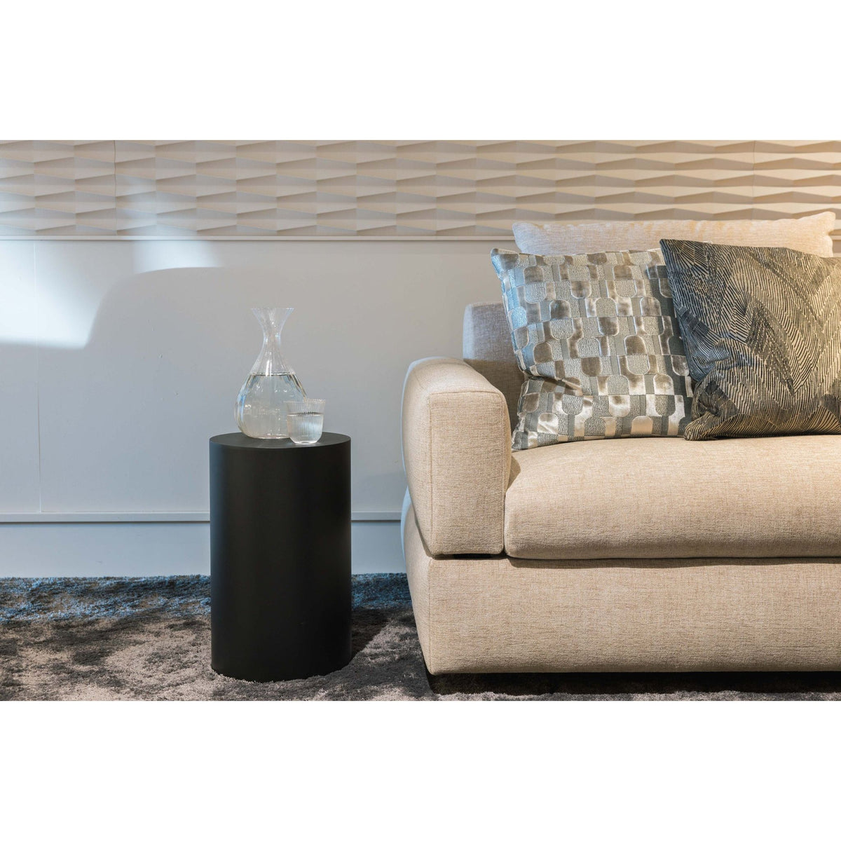 Cilo bijzettafel Steelful in zijde grijs staal, van dichtbij met het gladde ronde bovenblad in beeld