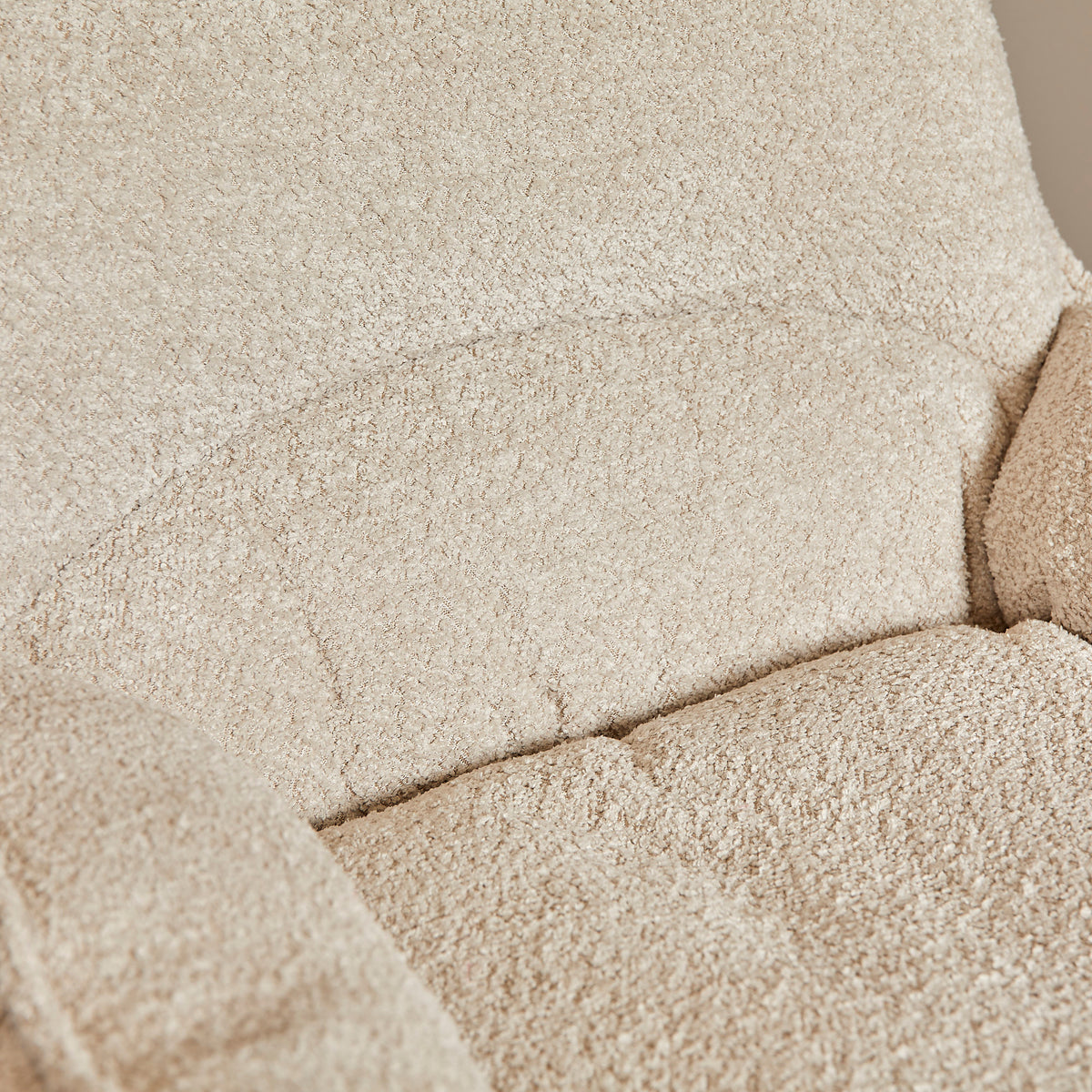 Fauteuil Vera van Starfurn, zachte off white bekleding met koudschuim vulling