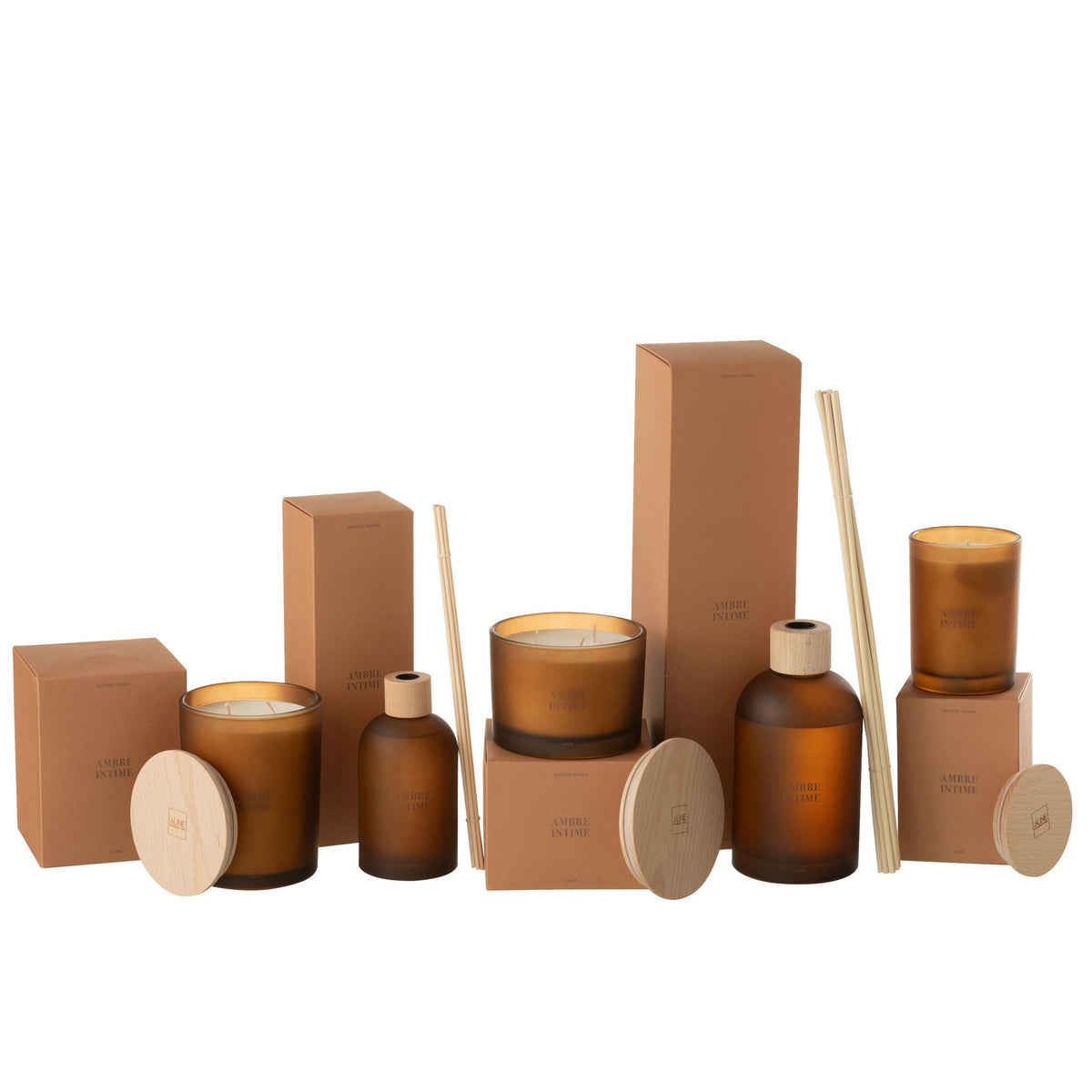 Accords Essentiels Ambre Intime lijn van J-Line, alle geurkaarsen en geurstokjes op witte achtergrond