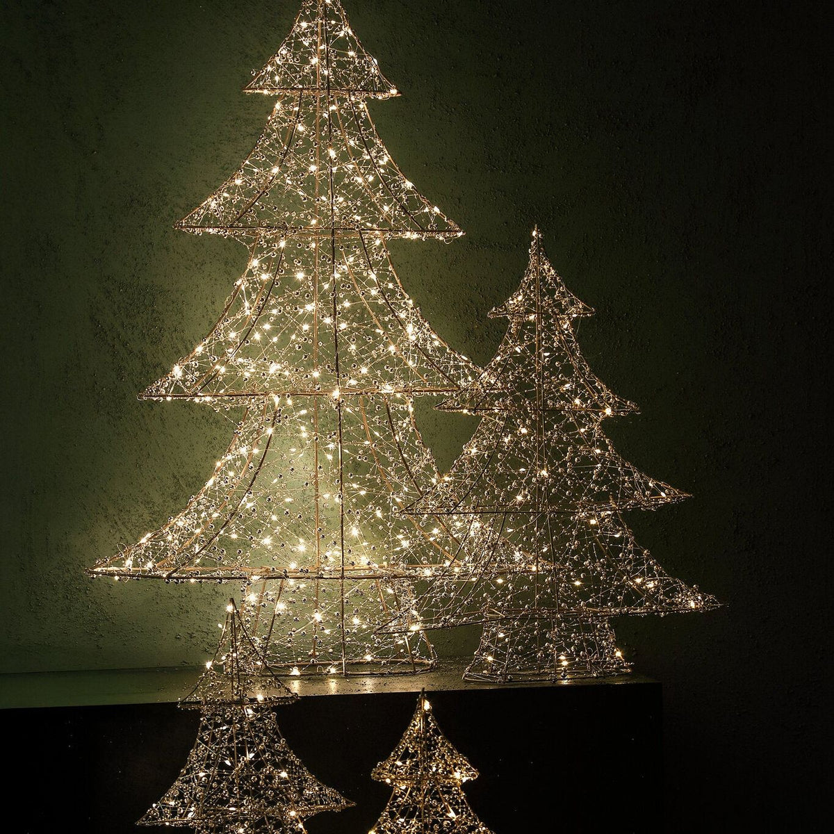 Misk Kerstboom LED Goud Large van PTMD, verlichte kerstbomen met kraaltjes in een donkere kamer