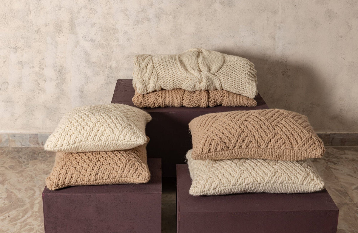 Rama Plaid Wol Handgebreid Taupe van PTMD, handgebreide taupe wollen plaid, sfeerbeeld in een interieur