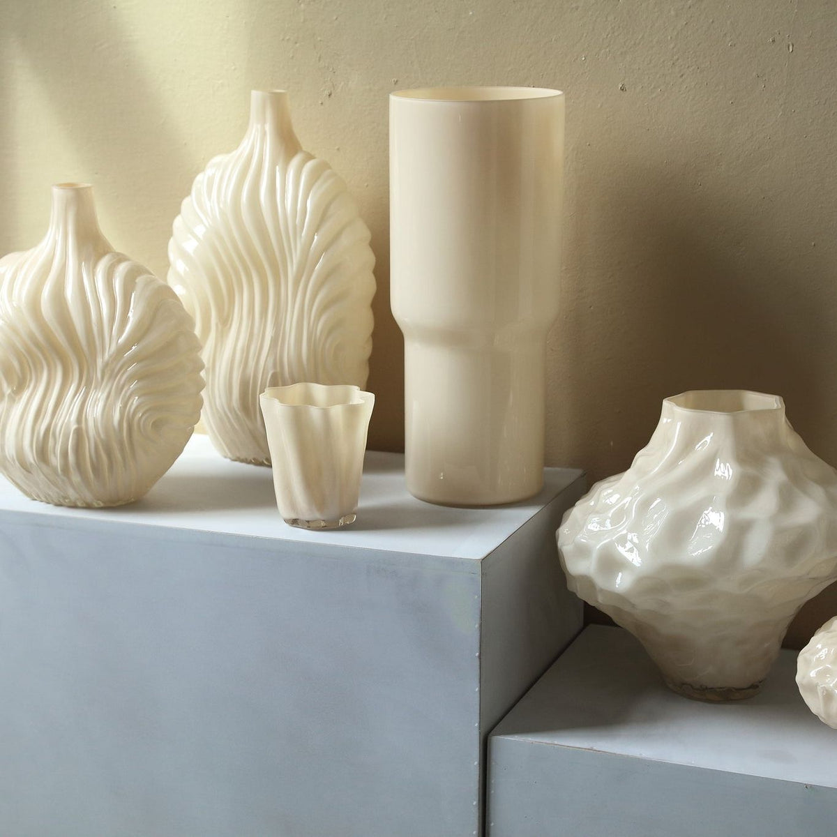 Set Van 3 Kelline Glazen Vazen Ribbel van PTMD, de crème vaas big in een sfeervolle interieursetting