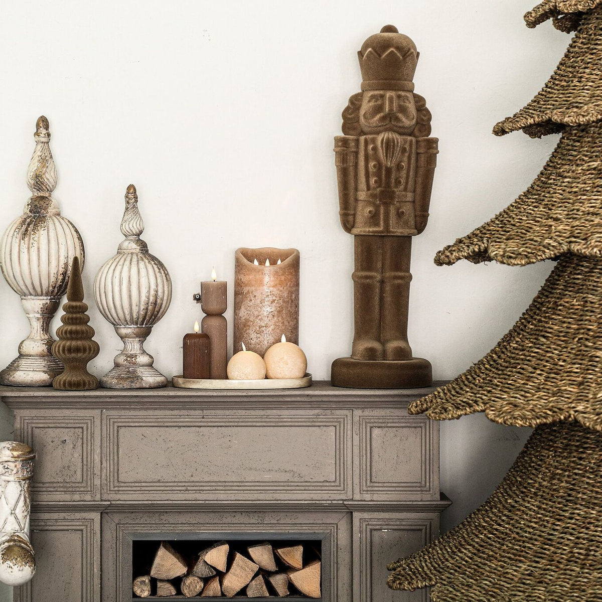 Yule Notenkraker Beige Small van PTMD, notenkrakers in beige als kerstdecoratie in een lichte woonkamer