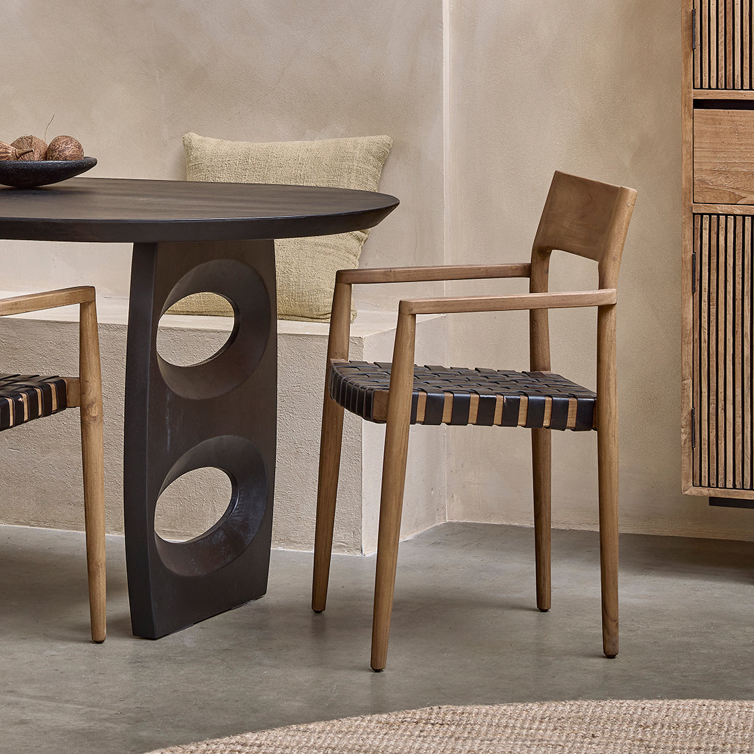 Freya Eetkamerstoel met Armleuning Leer Zwart Set van 2 Raw Materials