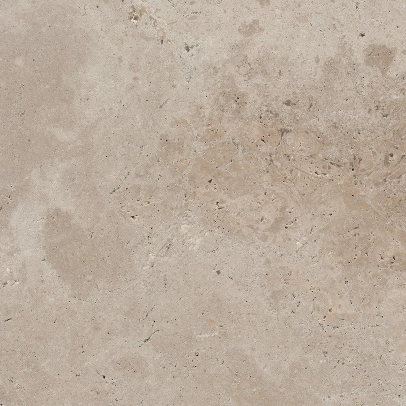 Travertin met warme beige tinten en natuurlijke poriën, toegepast in tafels, vloeren en stijlvolle interieurdetails
