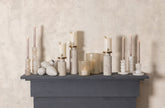 Alani Kandelaar Marmer Beige Geribbeld Large van PTMD, kandelaar in beige marmer gestyled in een woonsfeer