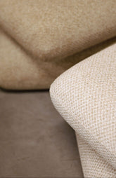 Aro Draaipoef Opulence Crème van PTMD, tweede sfeerfoto van de ronde poef in een interieur