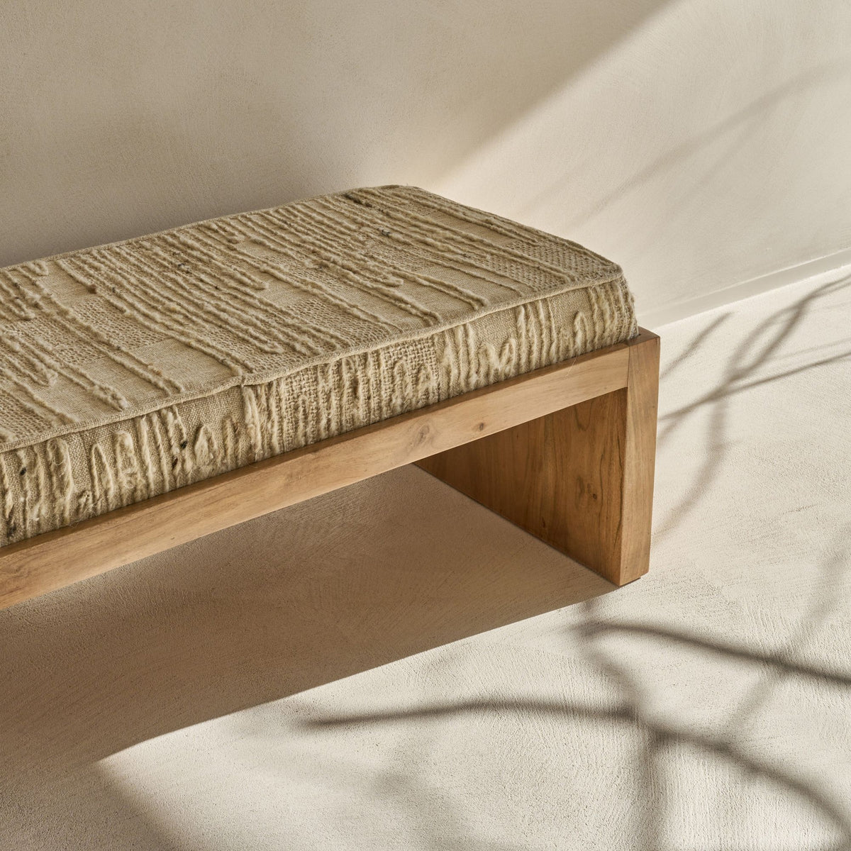 Bankje Shiba Acaciahout Naturel van Pomax, in een sfeervol en licht ingericht interieur