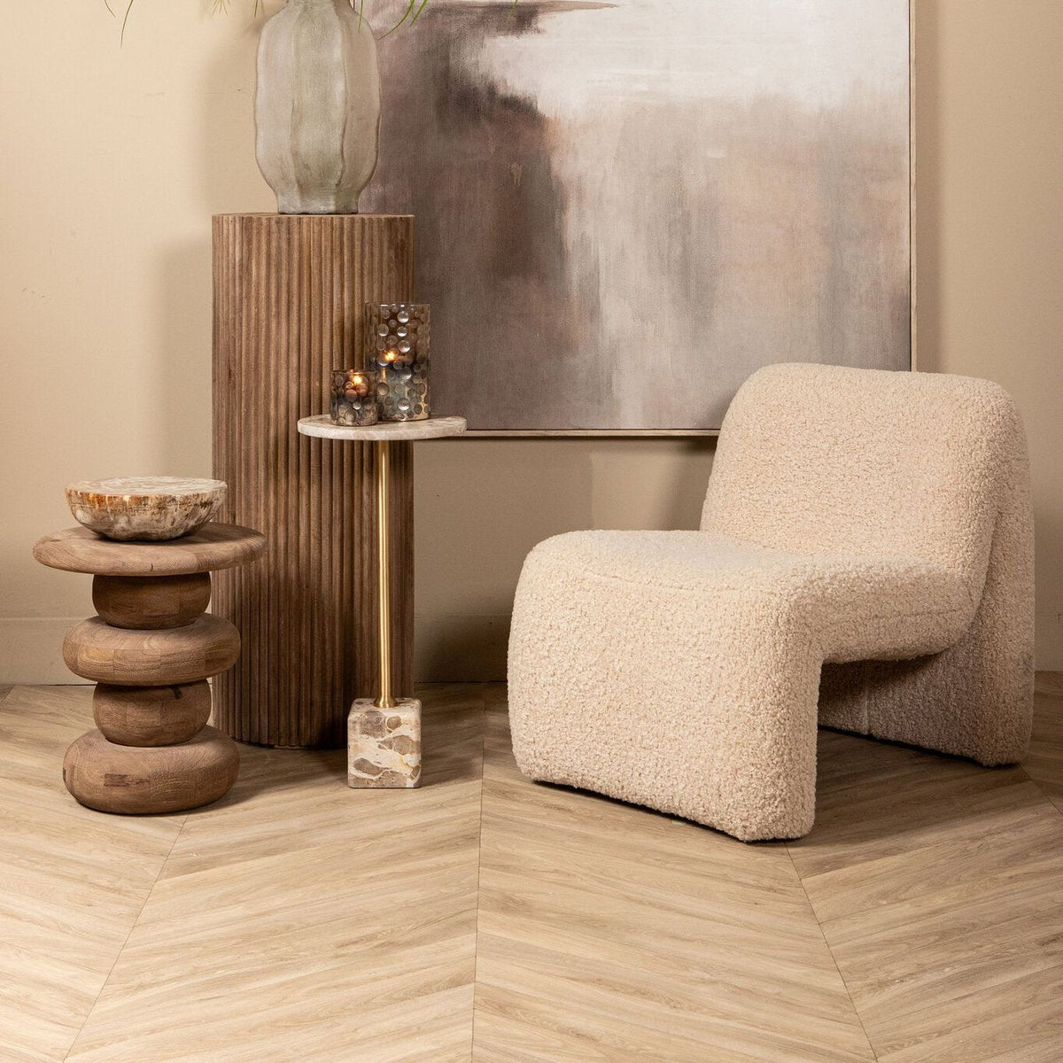 Ebe hoge bijzettafel van PTMD in een interieur met fauteuil en groot schilderij