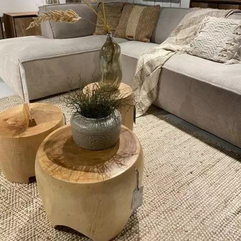 Detail van het suar hout van de bijzettafel Puro small