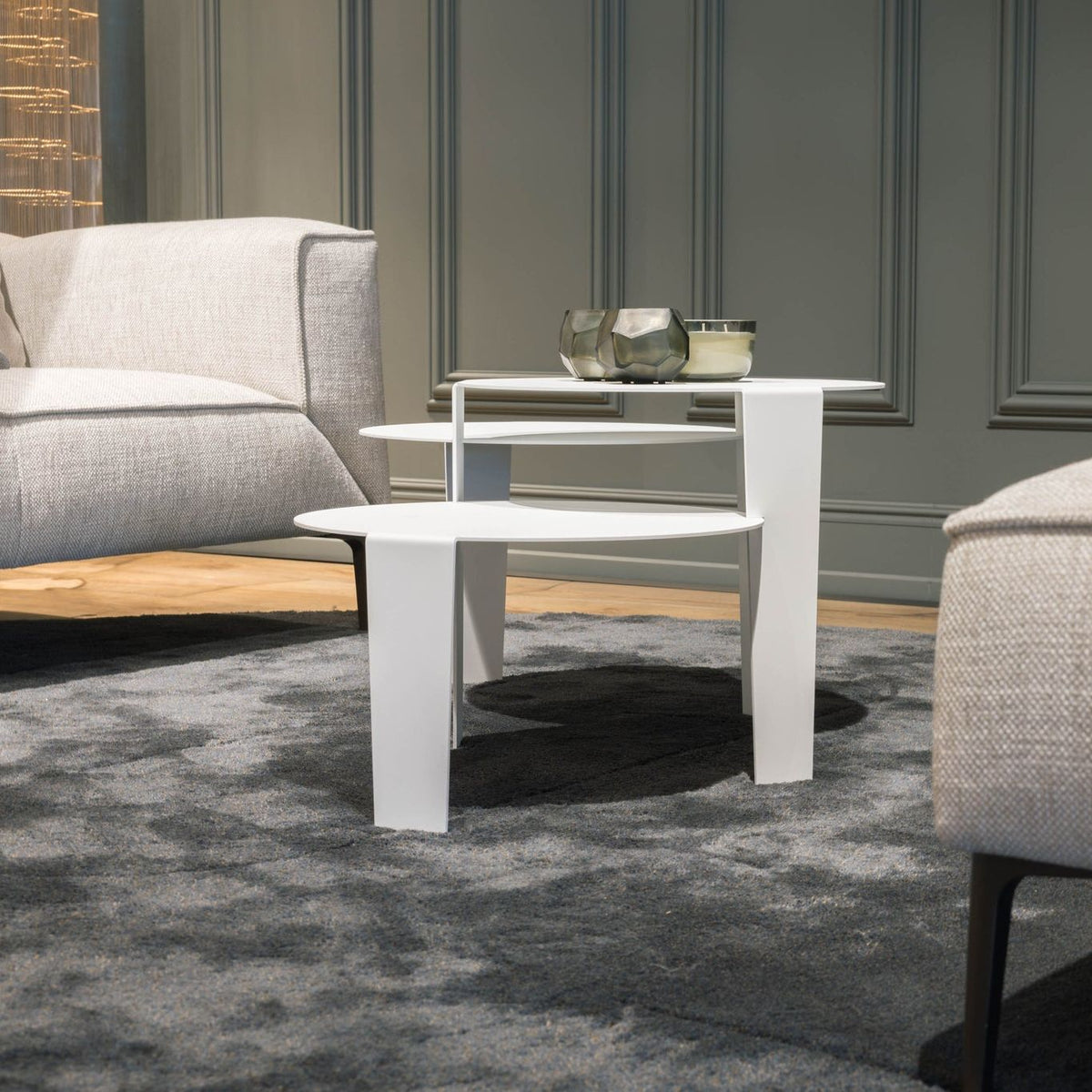 Cascado salontafel van Steelful in wit staal, gestyled in een modern interieur