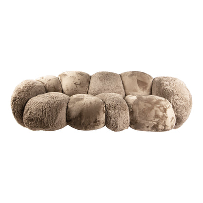 Curvae Sofa Lush Taupe van PTMD, bolle bank in hoogpolige taupe stof op witte achtergrond