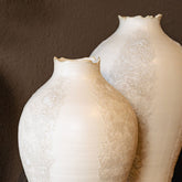 Dangelo Vaas Keramiek Wit Rond Medium van PTMD gestyled als decoratie in de woonkamer