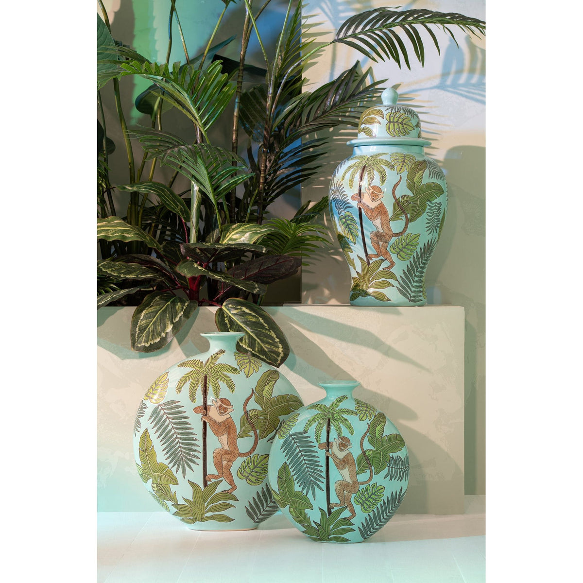Detail van de speelse aap op de meerkleurige porseleinen kruik van J-Line