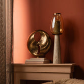 Deuie Beeld Messing van PTMD, beeld op een schouw voor een terracotta wand