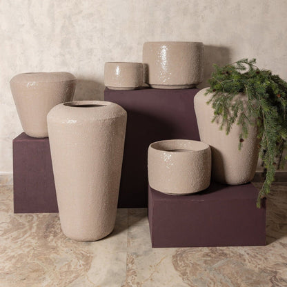 Dezia Pot Beige Mozaïek Hoog Medium van PTMD, sfeerbeeld met de hoge ijzeren pot met beige mozaïek in een interieur
