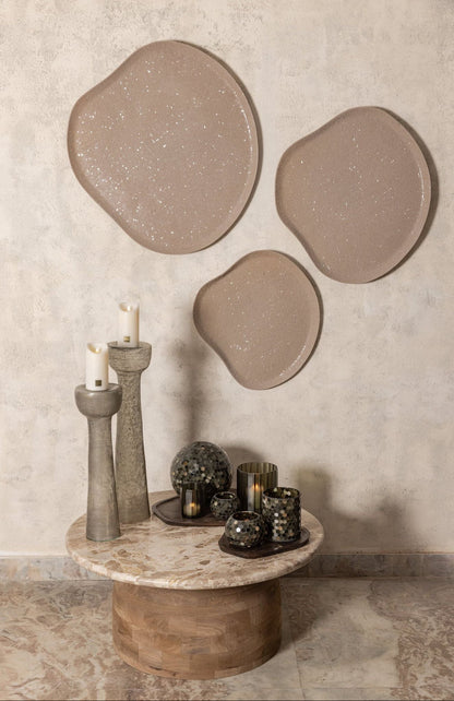Dezia Wandpaneel Beige Mozaïek Large van PTMD, sfeerbeeld met het ijzeren wandpaneel met beige mozaïek in een interieur
