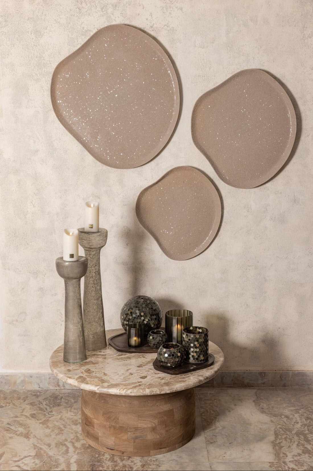 Dezia Wandpaneel Beige Mozaïek Small van PTMD, sfeerbeeld met het ijzeren wandpaneel met beige mozaïek in een interieur