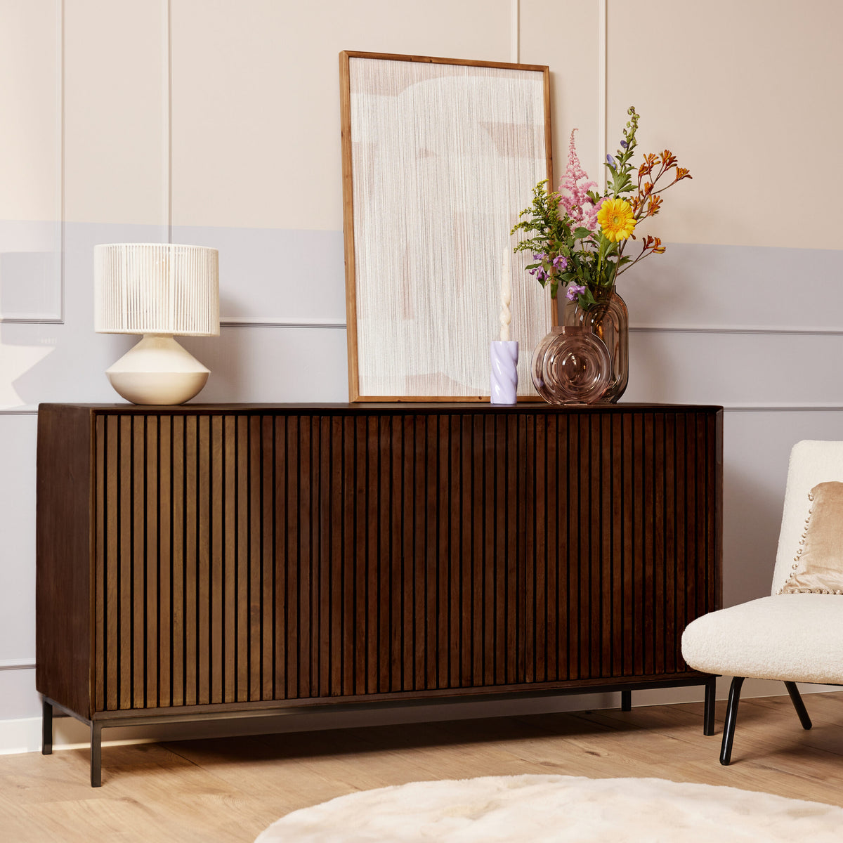 Dressoir Madison Mangohout Bruin 165cm van Starfurn, geopende deur met legplank en opbergruimte