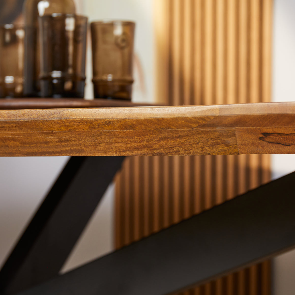 Zijaanzicht van de eettafel Brandy van Starfurn met zwart metalen matrixpoot