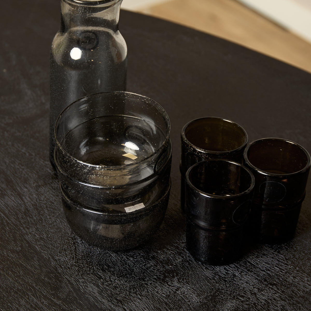 Detail van het licht gezandstraalde zwarte tafelblad van de eettafel Brandy van Starfurn