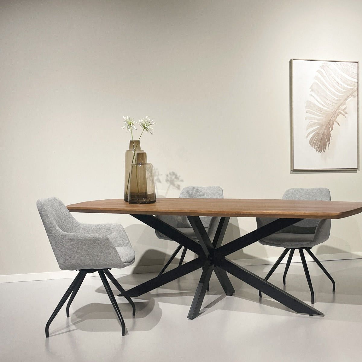 Eettafel Jesper Pecan 180cm in een eetkamer