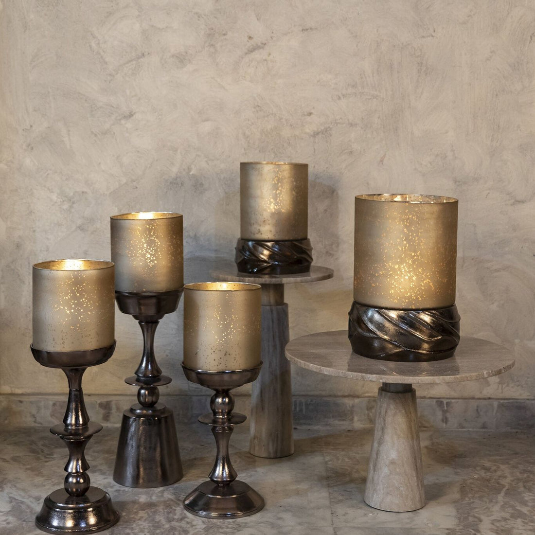 Eliviana Brass Casted Alu Stormlight Beige Glass L van PTMD, messingkleurig windlicht in een sfeervolle interieursetting