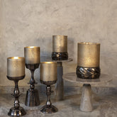 Eliviana Brass Casted Alu Stormlight Beige Glass L van PTMD, messingkleurig windlicht in een sfeervolle interieursetting