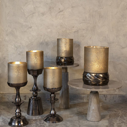 Eliviana Brass Casted Alu Stormlight Beige Glass L van PTMD, messingkleurig windlicht in een sfeervolle interieursetting