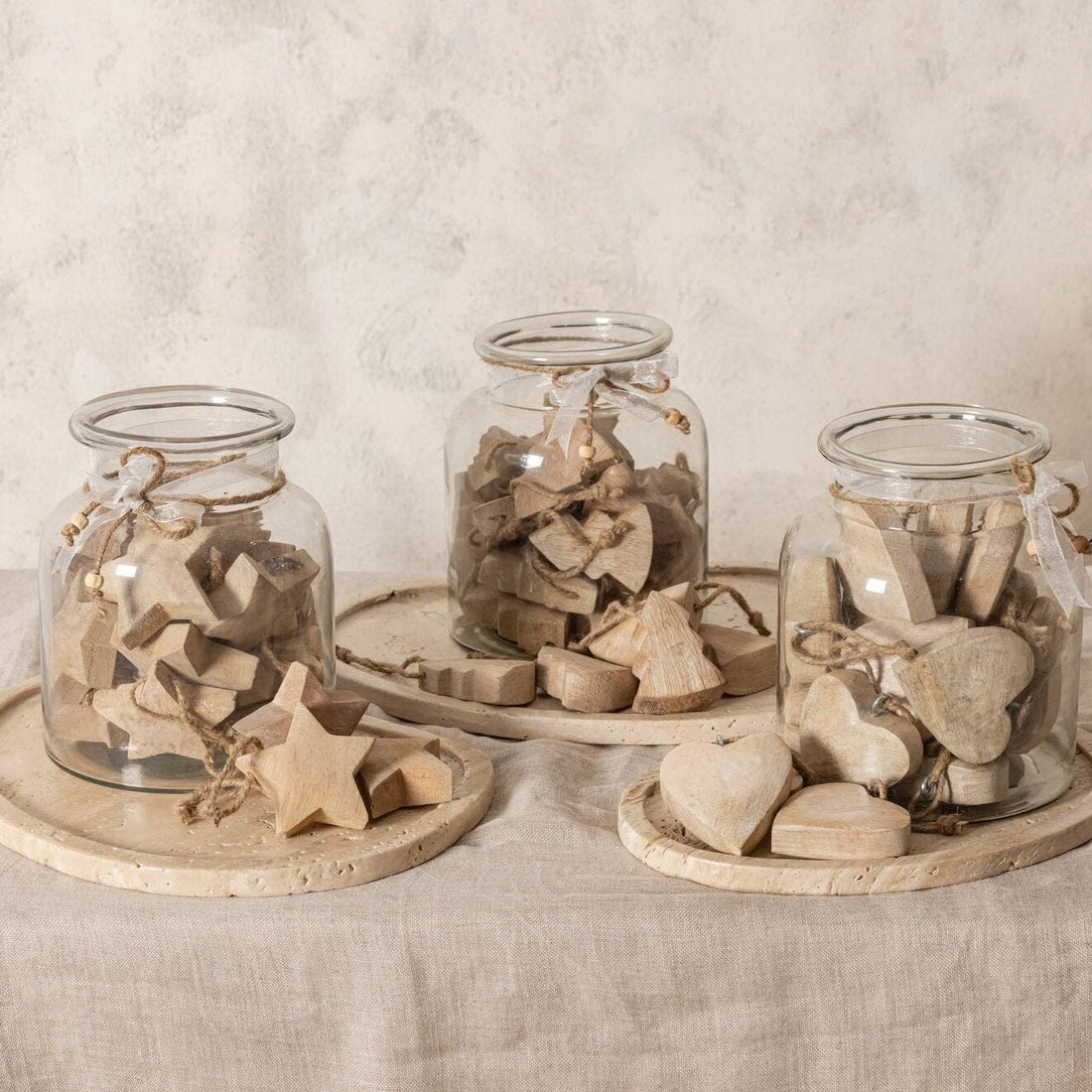 Elvera Plateau Travertin Naturel Organisch Large van PTMD, sfeerbeeld met het travertin plateau gestyled op tafel