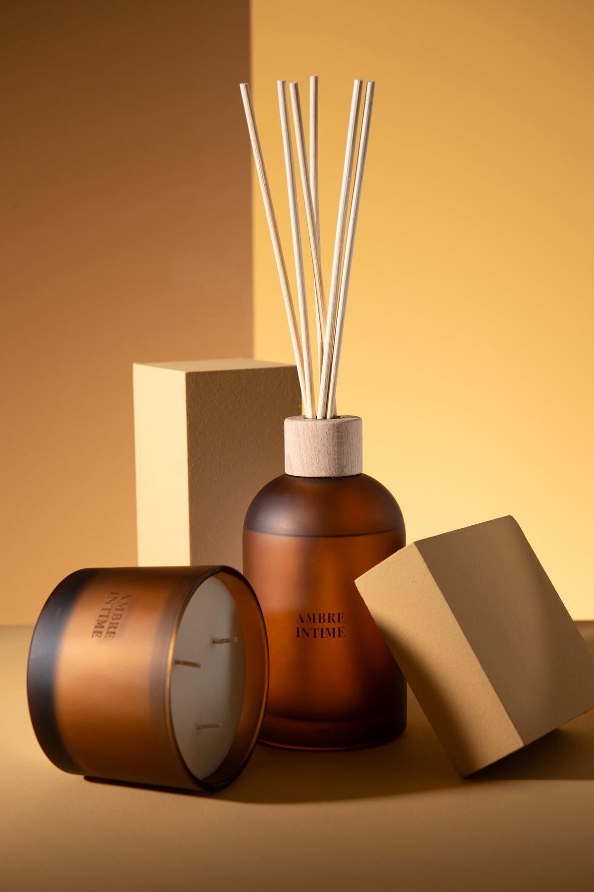 Geurkaars Accords Essentiels Ambre Intime 28 Uur - Geurkaars - J-Line - livinglovely.nl