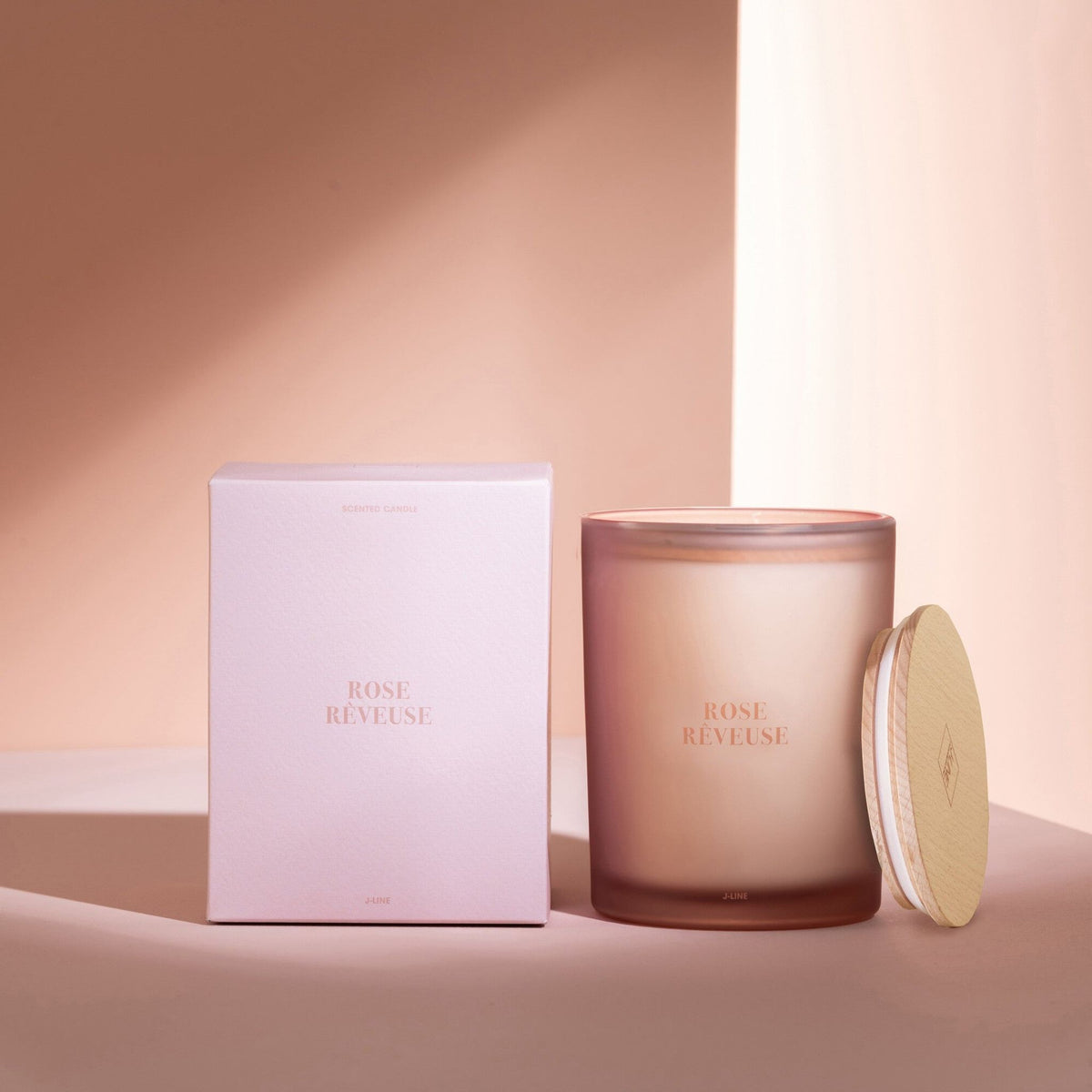 Geurkaars Accords Essentiels Rose Rêveuse 38 Uur van J-Line met bijpassende doos in een sfeervolle roze setting