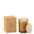 Geurkaars Accords Essentiels Santal Satiné 38 Uur van J-Line, gele glazen pot met houten deksel naast de geschenkdoos