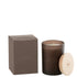 Geurkaars Accords Essentiels Vanille Gourmande 38 Uur van J-Line, bruine glazen pot met houten deksel naast de geschenkdoos
