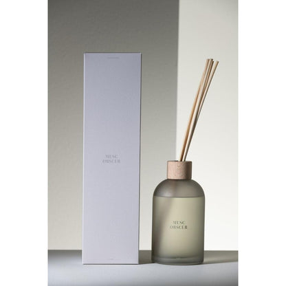 Geurstokjes Accords Essentiels Musc Obscur 550ml van J-Line op decoratieve blokken in een warme sfeerfoto