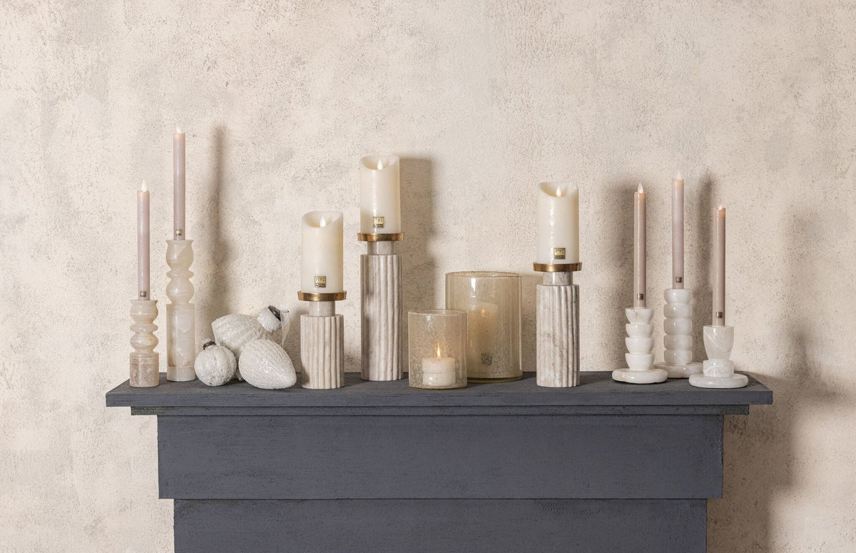 Gwena Kandelaar Albast Naturel Gelaagd Large van PTMD, gelaagde kandelaar in een sfeervol interieur