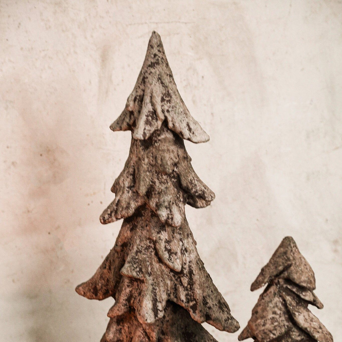 Hascal Kerstboom Beeld Cement Medium van PTMD, sfeerbeeld met kerstboompjes van cement naast herfstige decoratie