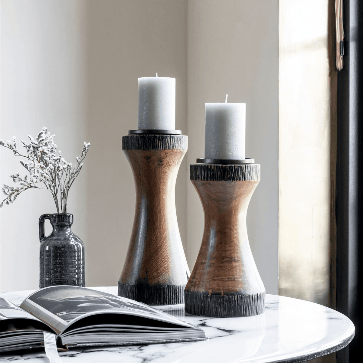 Kandelaar Diabolo Small van MUST Living, houten kandelaar van 27cm hoog op neutrale achtergrond