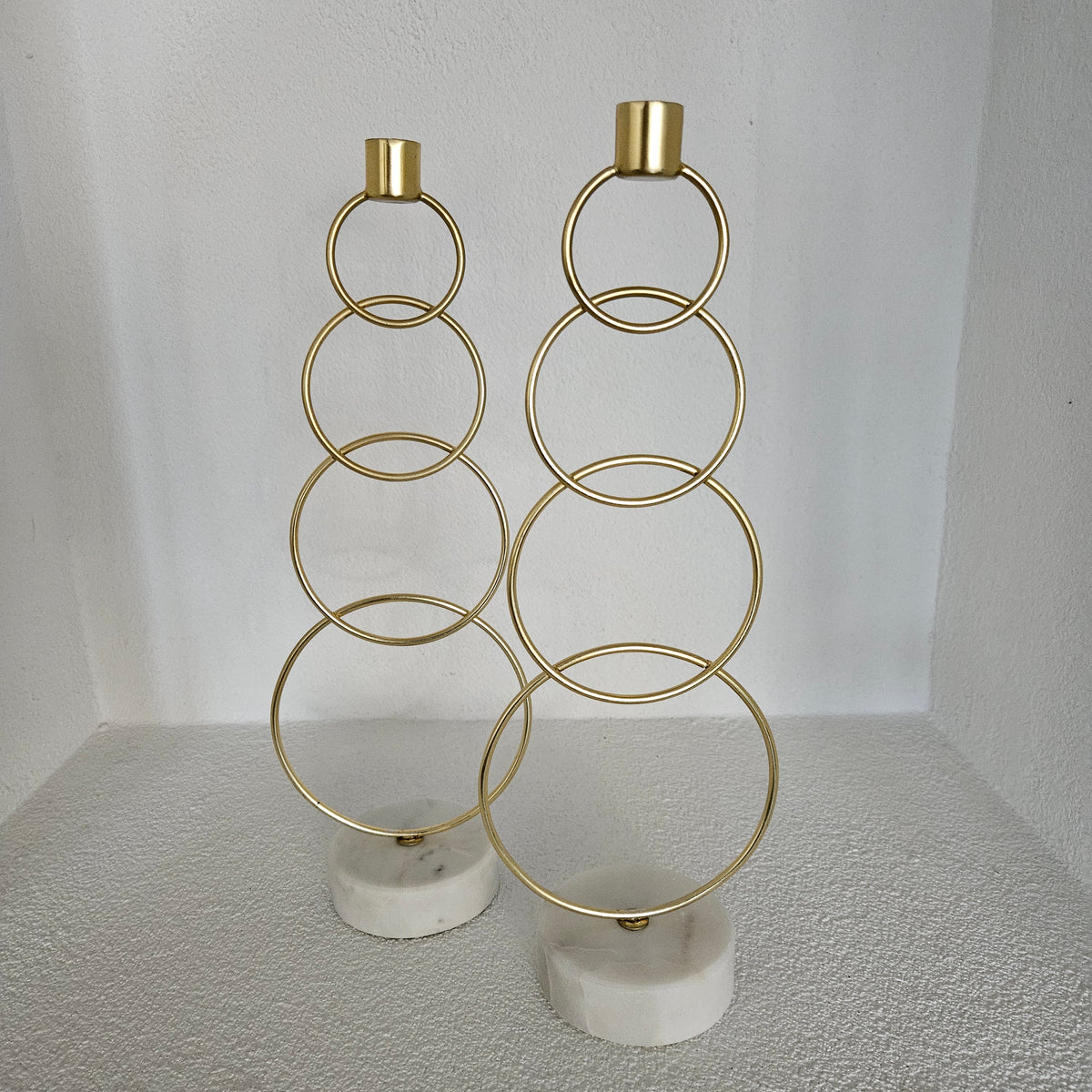 Kandelaar Ringen Goud op marmeren voet 13x9x36cm 1 + 1 Gratis - Kandelaar - Living Lovely - livinglovely.nl