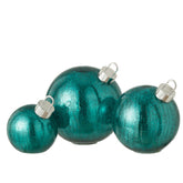 Set van drie turquoise kerstballen van J-Line in oplopend formaat op een witte ondergrond