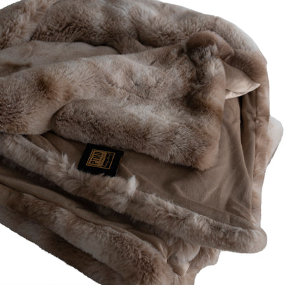 Linde Plaid Beige Fluweel 150x200cm van PTMD, close up van de zachte beige faux fur met PTMD label