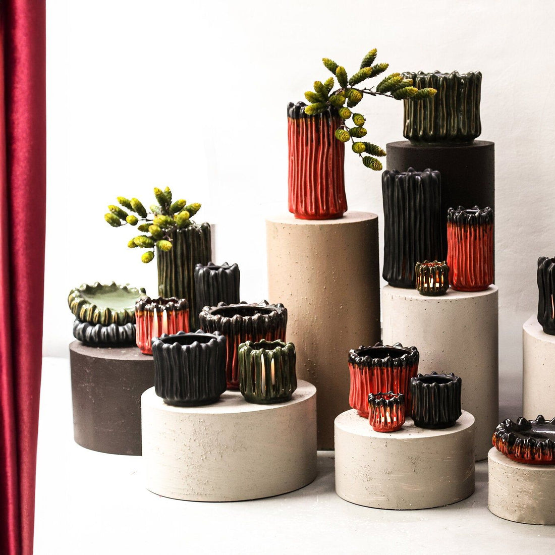 Luci Dark Green Ceramic Pot Ribbed Round XL van PTMD in een sfeervolle interieursetting