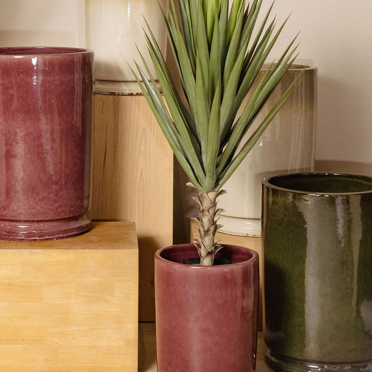 Madsen potten van PTMD gestyled in een interieur, donkergroene potten in een hoek