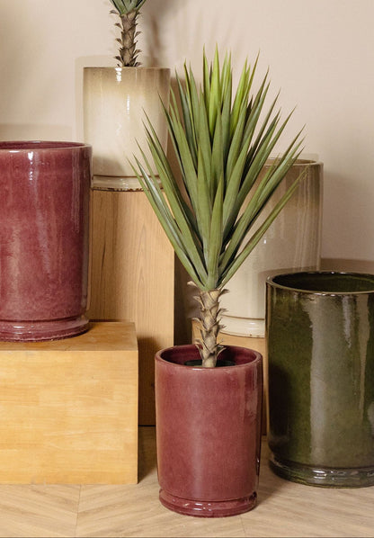 Madsen Set Van 2 Potten Bordeaux Hoog van PTMD, de hoge bordeaux cilinderpotten van keramiek gestyled in een woonsfeer