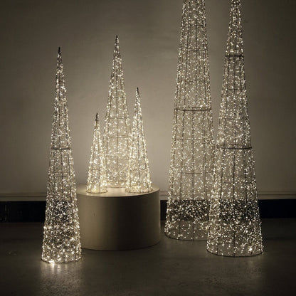 Misk Kegelkerstboom LED Medium van PTMD, verlichte kegelkerstbomen in een donkere woonkamer