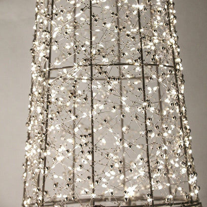 Misk Kegelkerstboom LED Small van PTMD, close up van de verlichte kegelkerstboom met kraaltjes