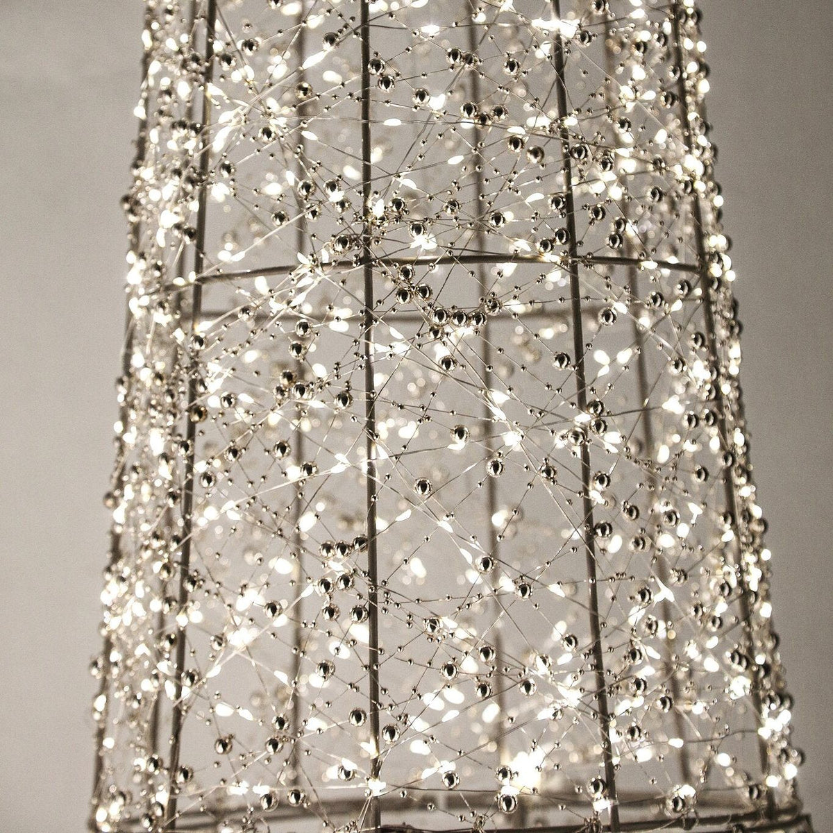 Misk Kegelkerstboom LED XXL van PTMD, close up van de verlichte kegelkerstboom met kraaltjes